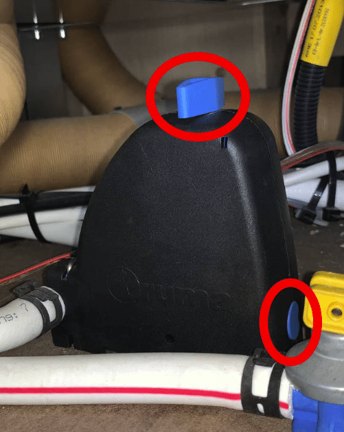 Frostwächter geschlossen. In dieser Stellung bleibt das Wasser im Kreislauf. Regler oben steht 90° zum Gehäuse und der kleine Knopf (unten) ist gedrückt
